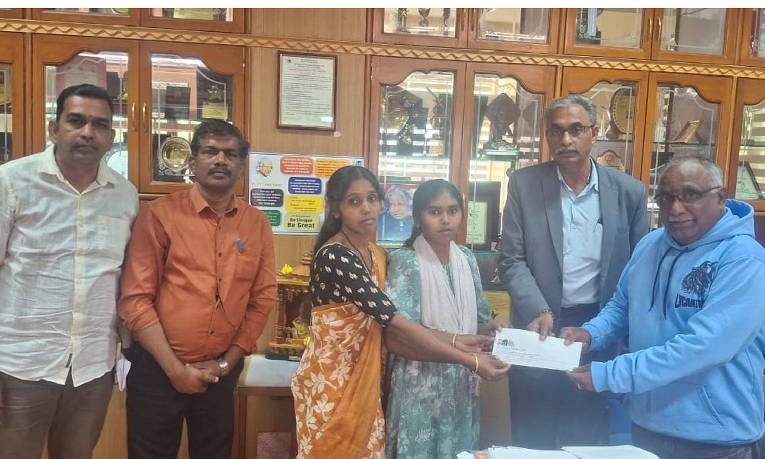 பத்மஸ்ரீ விருது பெற்ற கோத்தகிரி ஓவியரின் மகள் மீண்டும் கல்லூரியில் சேர்ந்தார்