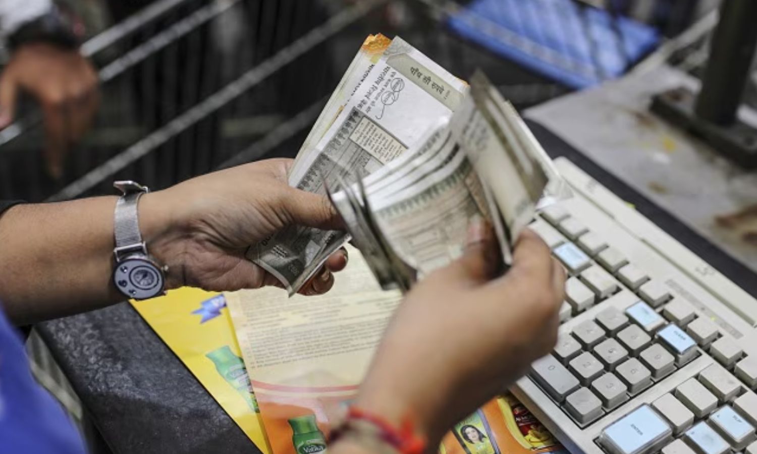 Minimum Balance: வாடிக்கையாளர்களிடம் இருந்து 3 ஆண்டுகளில் அபராதமாக ரூ.8,000 கோடி வசூலித்த வங்கிகள்!