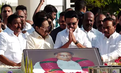 அண்ணா நினைவிடத்தில் முதலமைச்சர் மு.க.ஸ்டாலின் மரியாதை