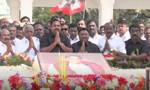 57-வது நினைவு நாள்: அண்ணா நினைவிடத்தில் எடப்பாடி பழனிசாமி மலர் தூவி மரியாதை