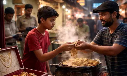 தங்கம் விக்குற விலைக்கு... வீட்டில் இருந்த நகைகளை திருடி மோமோஸ் சாப்பிட்ட சிறுவன்