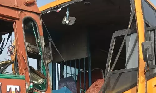 சோளிங்கர் அருகே கல்லூரி பஸ்-லாரி மோதி விபத்து: மாணவிகள் உள்பட 20 பேர் படுகாயம்