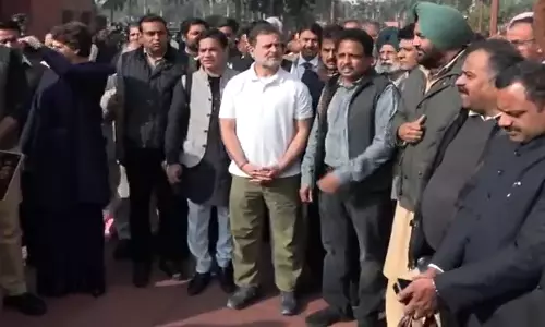 9 எம்.பி.க்கள் இடைநீக்கம்: மக்களவையில் ராகுல் காந்தி, எதிர்க்கட்சி எம்.பி.க்கள் போராட்டம்!