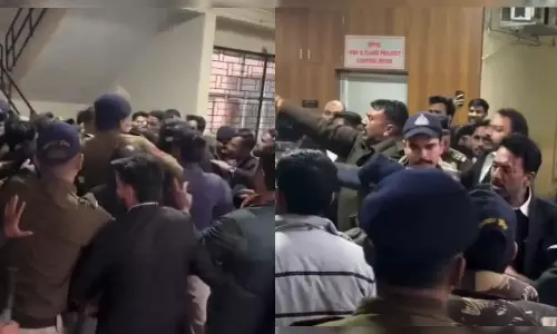 VIDEO: சிறுமியை பாலியல் வன்கொடுமை செய்த குற்றவாளியை நீதிமன்றத்தில் சரமாரியாக தாக்கிய வழக்கறிஞர்கள்