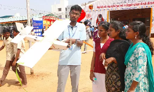 திண்டுக்கல் அறிவியல் கண்காட்சியில் சிறிய ரக விமான மாதிரியை தயாரித்து பறக்கவிட்ட மாணவன்