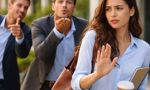 பெண்ணை பார்த்து கண் அடிப்பதும், பிளையிங் கிஸ் கொடுப்பதும் பாலியல் தொல்லைதான்- சண்டிகர் நீதிமன்றம்