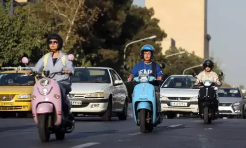 பெண்கள் முறைப்படி டூ-வீலர் ஓட்ட ஒருவழியாக அனுமதியளித்த ஈரான்