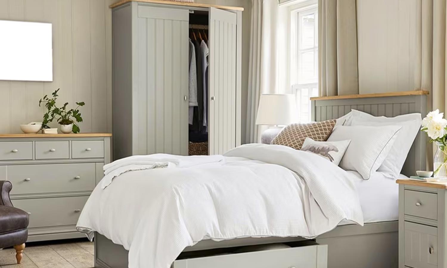 படுக்கையறையில் இந்த 3 பொருட்களை மட்டும் வைக்கக்கூடாதாம்... ஏன் தெரியுமா..?