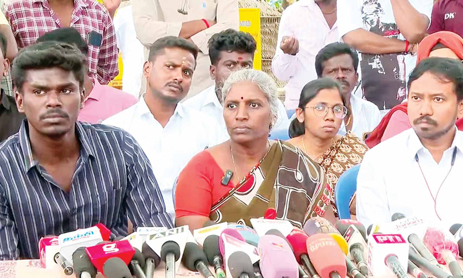 பொய் புகார் அளித்த நிகிதாவை கைது செய்ய வேண்டும்- மடப்புரம் அஜித்குமாரின் தாயார் கண்ணீர் மல்க பேட்டி