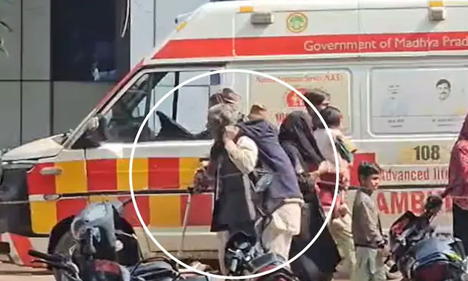 அரசு மருத்துவமனைக்கு தந்தையை தோளில் சுமந்து சென்ற வாலிபர்- உதவி செய்யாமல் வேடிக்கை பார்த்த ஊழியர்கள்