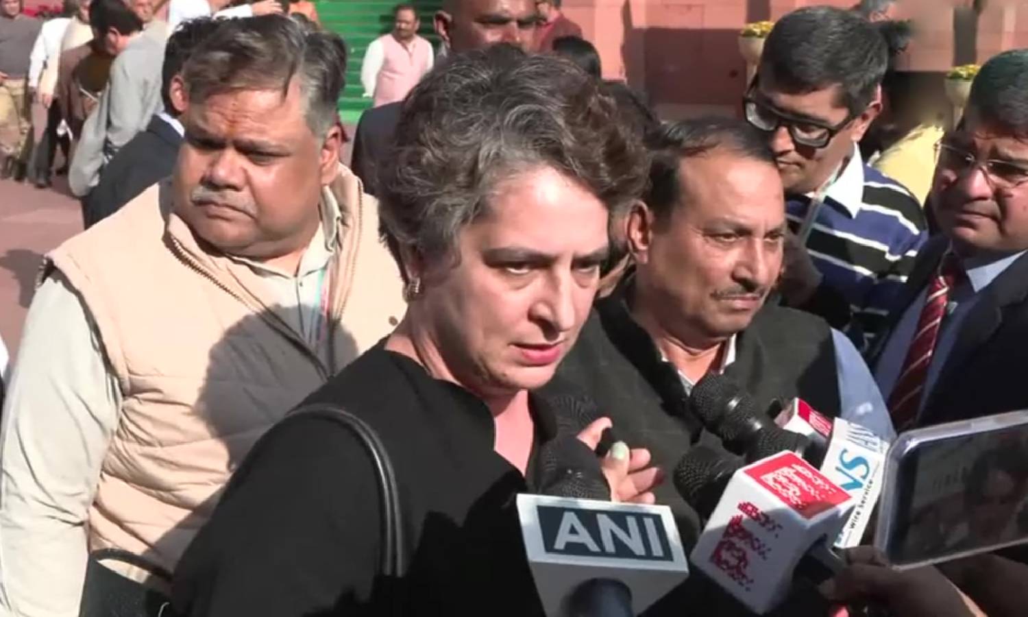 '3 பெண்களை பார்த்து... சபாநாயகருக்கு பின்னால் ஒளிந்துகொள்ளும் மோடி' - பிரியங்கா காந்தி விமர்சனம்