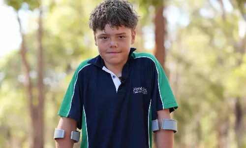 நடுக்கடலில் தத்தளித்த குடும்பம் - 4 மணி நேரம் நீந்தி காப்பாற்றிய 13 வயது சிறுவன்