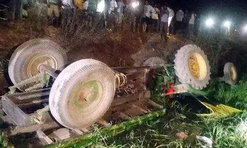 தெலுங்கானாவில் டிராக்டர் கவிழ்ந்து 4 பேர் பலி