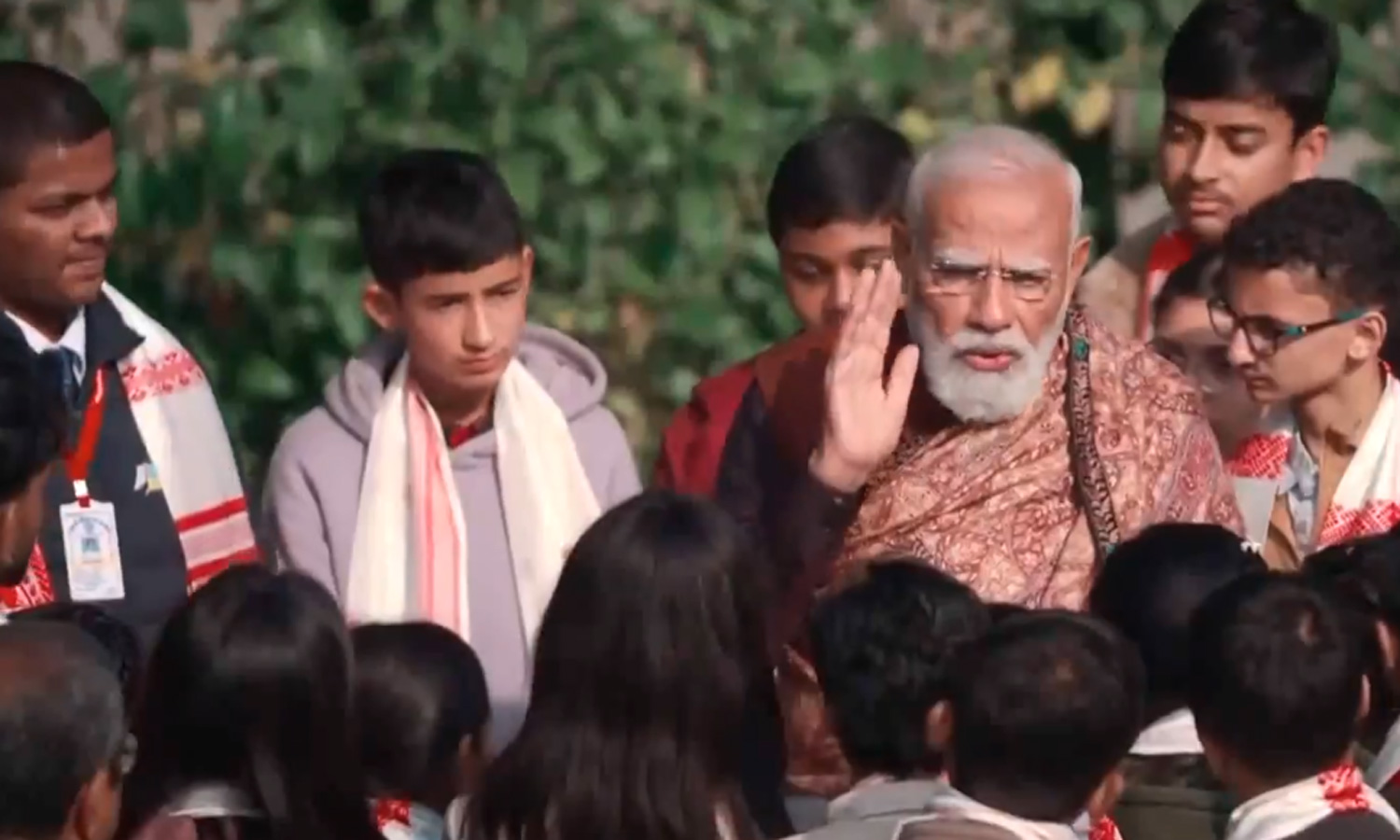 டேட்டா மலிவானது என்பதற்காக இணையத்தில் நேரத்தை வீணடிக்க வேண்டாம் - மாணவர்களுக்கு பிரதமர் மோடி அட்வைஸ்