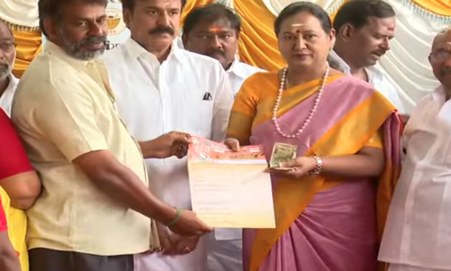 விஜயகாந்த் நினைவிடத்தில் வழிபாடு செய்து விருப்ப மனு விநியோகத்தை தொடங்கி வைத்த பிரேமலதா