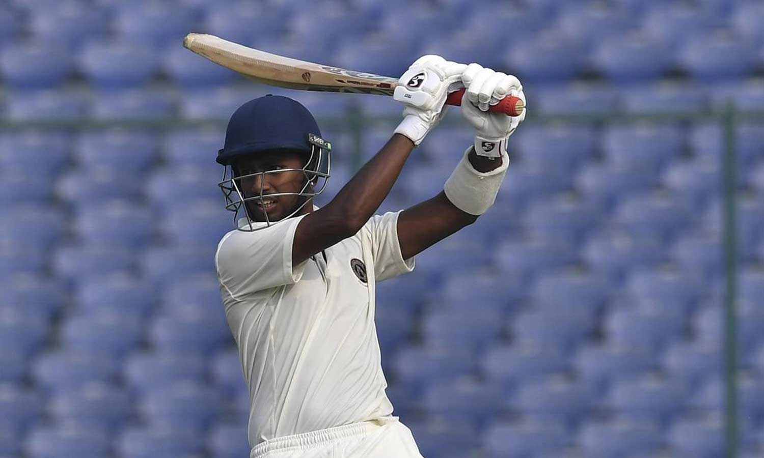 ரஞ்சி கோப்பை காலிறுதிகள்: முதல் இன்னிங்சில் சொற்ப ரன்களில் சுருண்ட ஜார்க்கண்ட், ஜம்மு-காஷ்மீர்