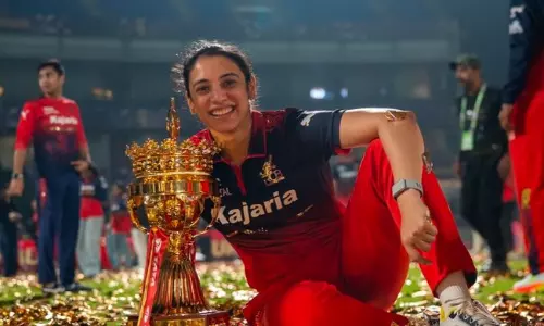 Fever ஓரமா இருக்கட்டும்... காய்ச்சலுடன் கோப்பையை வென்ற ஸ்மிருதி மந்தனா