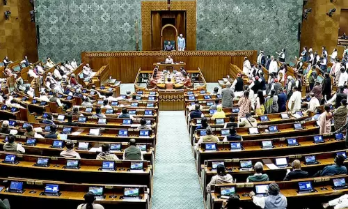 எதிர்க்கட்சியினர்  தொடர் அமளி காரணமாக மக்களவை நாள் முழுவதும் ஒத்திவைப்பு