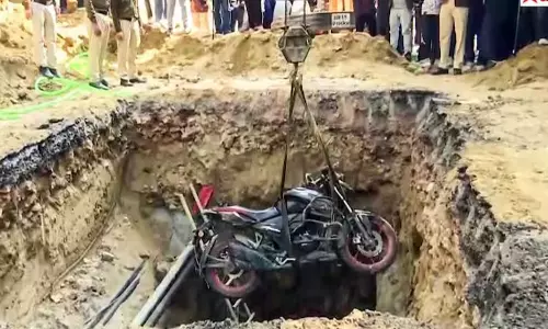 டெல்லி: சாலையில் மூடப்படாத பள்ளத்தில் விழுந்து இளைஞர் உயிரிழப்பு.. 3 அரசு பொறியாளர்கள் பணியிடைநீக்கம்