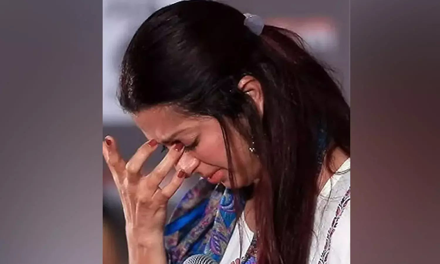 என்னால் நிம்மதியாக தூங்கமுடியவில்லை- பட விழாவில் கண்ணீர் விட்டு அழுத விஜய் பட நடிகை