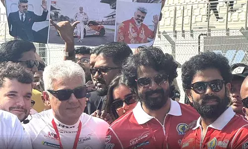 அபுதாபியில் கார் ரேஸர் அஜித்தை சந்தித்த நடிகர் சிவகார்த்திகேயன்!