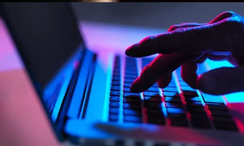 ஆபாச வீடியோ தேடியவருக்கு அதிர்ச்சி.. தனது காதலியுடன் இருந்த வீடியோவை Live stream-இல் பார்த்தும் குபீர்