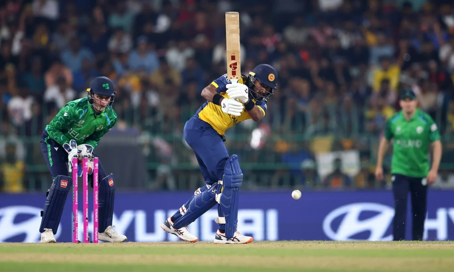 சொந்த மண்ணில் மிரட்டும் இலங்கை: உலகக் கோப்பை லீக் ஆட்டத்தில் அயர்லாந்துக்கு 164 ரன்கள் இலக்கு