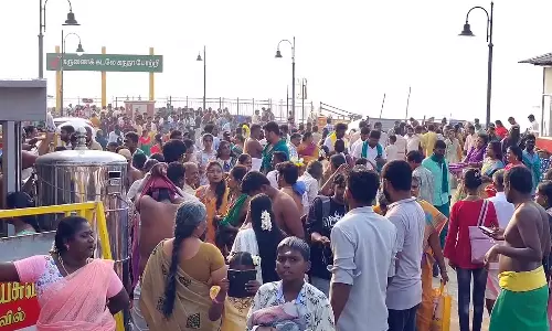 விடுமுறை தினம்-சுபமுகூர்த்த நாள்: திருச்செந்தூர் கோவிலில் அலைமோதிய பக்தர்கள் கூட்டம்