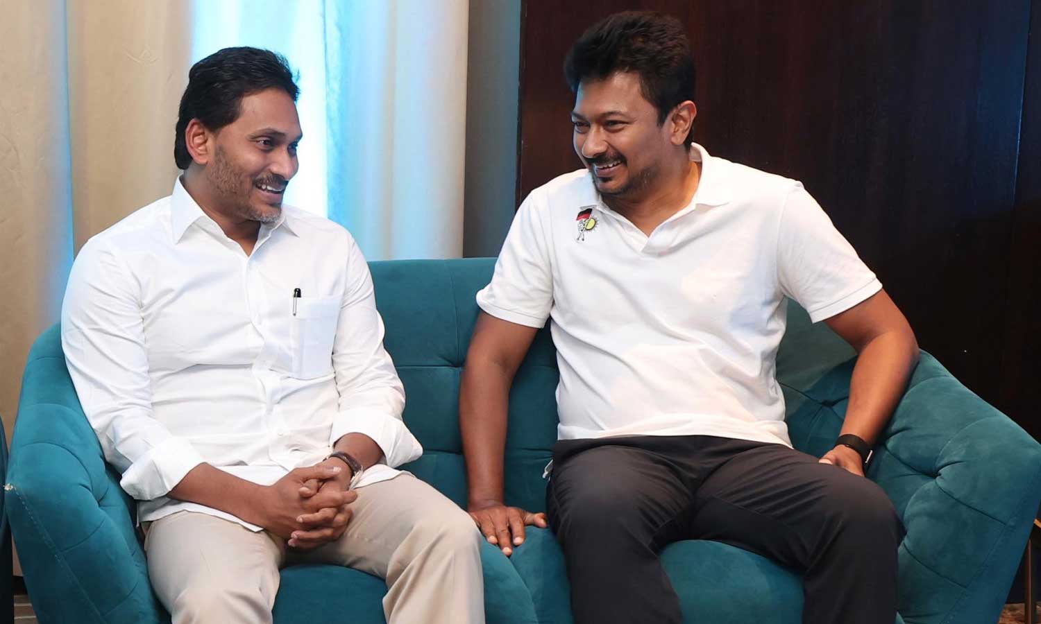 ஆந்திரா முன்னாள் முதல்வரை சந்தித்த துணை முதல்வர் உதயநிதி ஸ்டாலின்