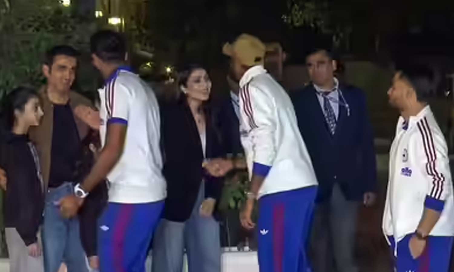 VIDEO: டி20 உலக கோப்பை - இந்திய வீரர்களுக்கு தனது வீட்டில் இரவு விருந்து கொடுத்த கம்பீர்