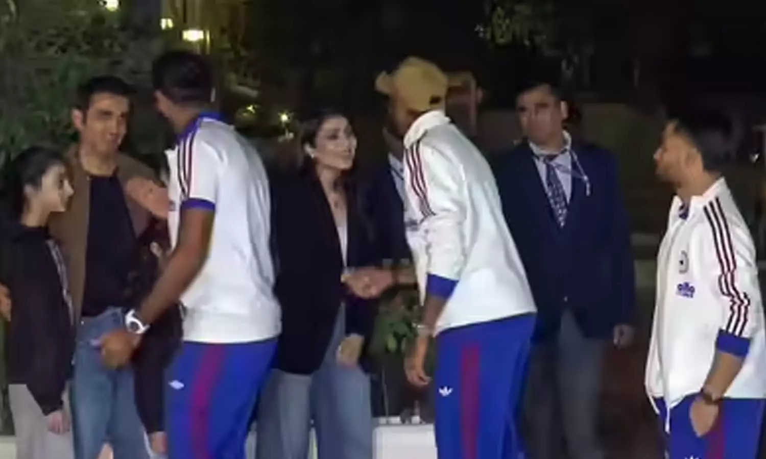 VIDEO:-டி20-உலக-கோப்பை---இந்திய-வீரர்களுக்கு-தனது-வீட்டில்-இரவு-விருந்து-கொடுத்த-கம்பீர்