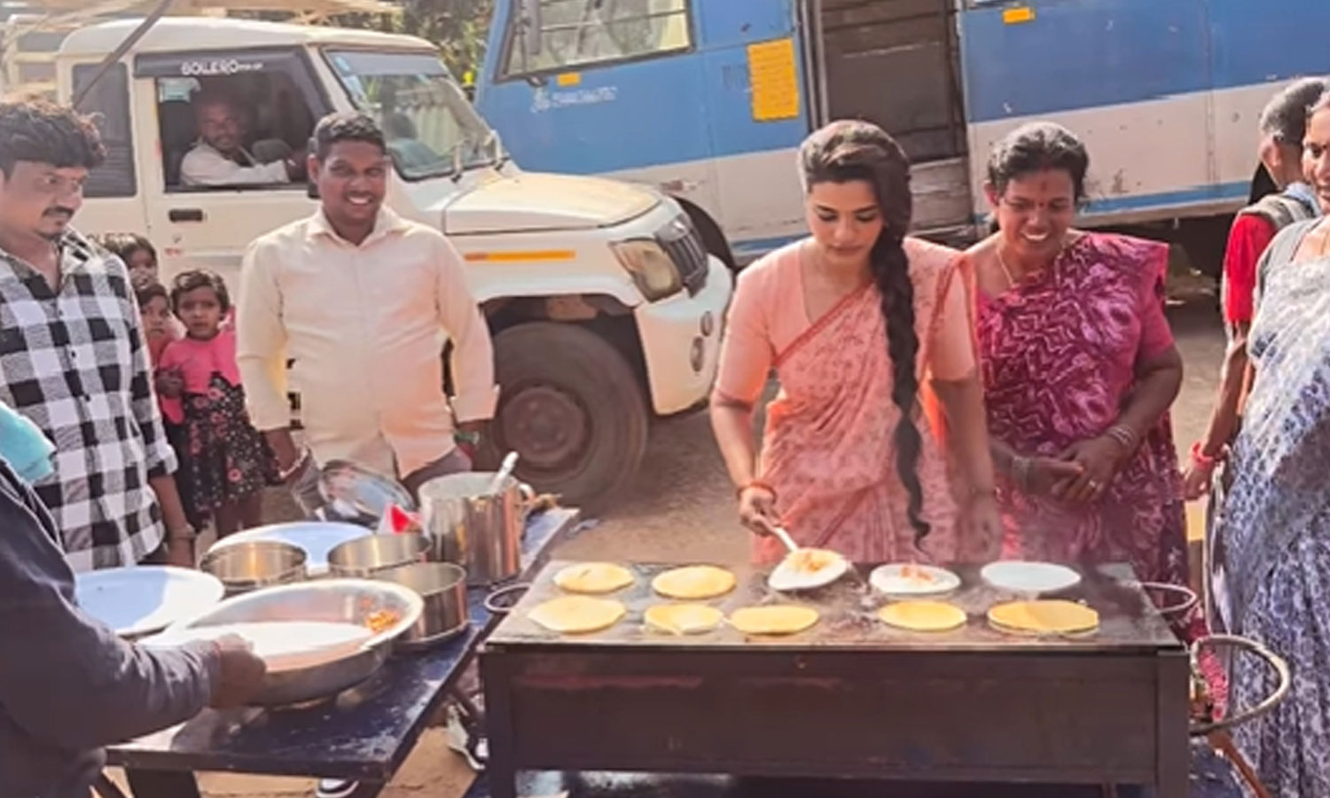 படப்பிடிப்பு தளத்தில் தோசை சுட்ட ஐஸ்வர்யா ராஜேஷ்