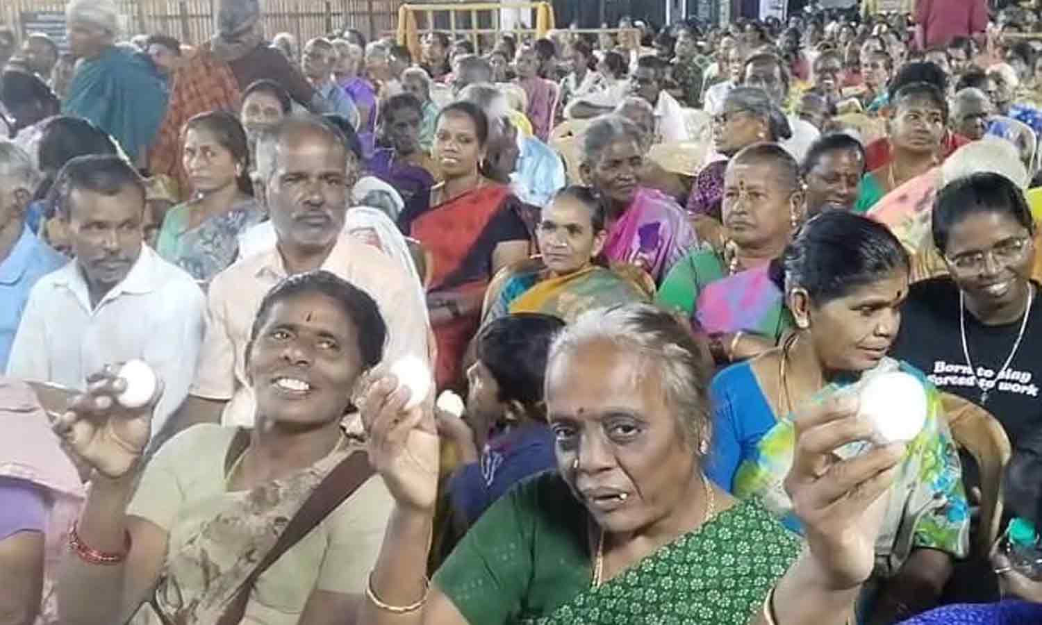 கோவை பொதுக்கூட்டத்தில் பொதுமக்களுக்கு முட்டை வழங்கிய தி.மு.க.வினர்