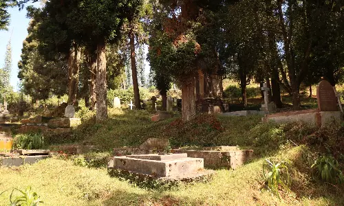 முன்கூட்டியே செதுக்கிய முடிவு: தனக்குத்தானே கல்லறை கட்டிக்கொண்ட ஆசிரியர் காலமானார்