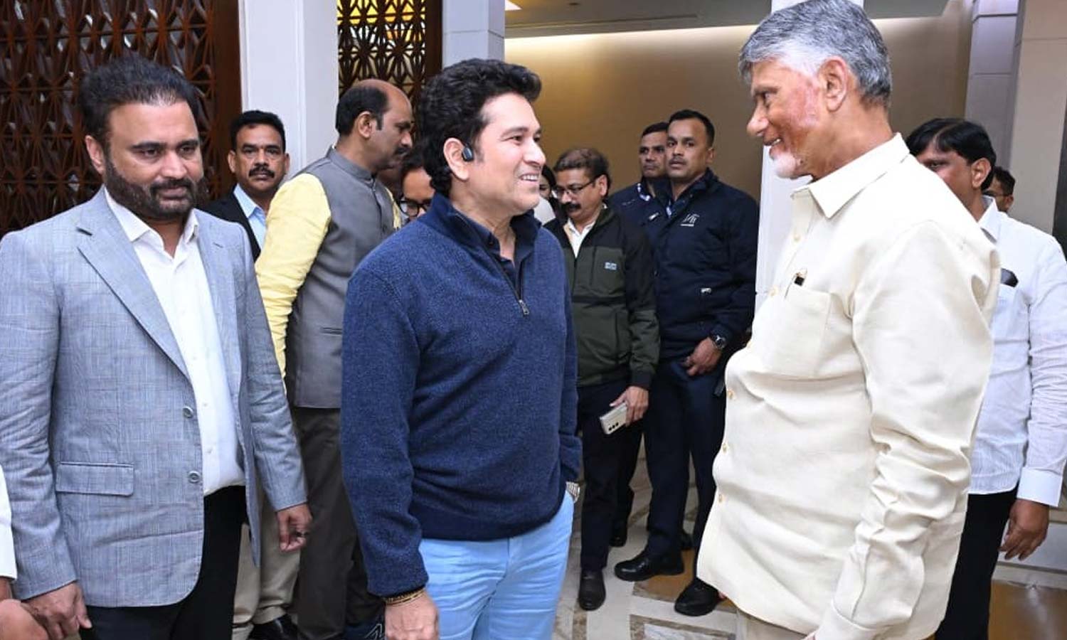 டெல்லி விமான நிலையத்தில் சச்சின் டெண்டுல்கரை சந்தித்த முதல்-மந்திரி சந்திரபாபு நாயுடு