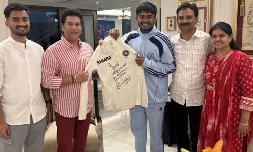 VIDEO: ஆயுஷ் மாத்ரேவுக்கு தனது ஜெர்சியை பரிசாக வழங்கிய சச்சின்