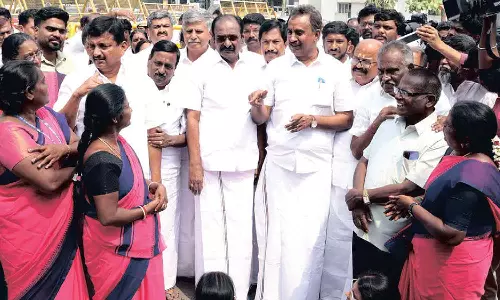 சத்துணவு பணியாளர்கள் போராட்டம்- நேரில் சந்தித்து எஸ்.பி. வேலுமணி ஆதரவு