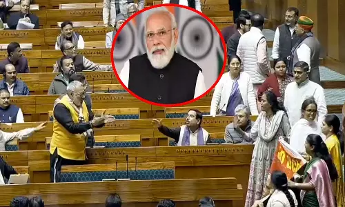 லோக்சபா–பிரதமர் மோடியின் இருக்கைக்கு அருகே காங்கிரஸ் எம்.பி.க்கள் முற்றுகை..