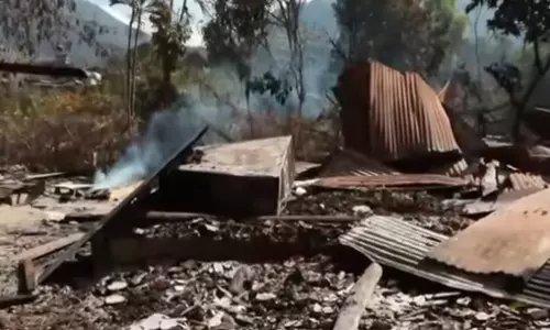 மணிப்பூரில் மீண்டும் வன்முறை-துப்பாக்கி சூடு: இணைய சேவை துண்டிப்பு