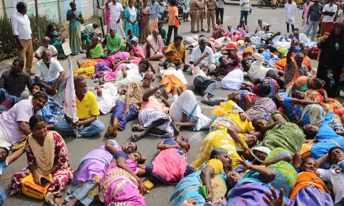 சாலையில் படுத்து மாற்றுத்திறனாளிகள் போராட்டம்- 300க்கும் மேற்பட்டோர் கைது