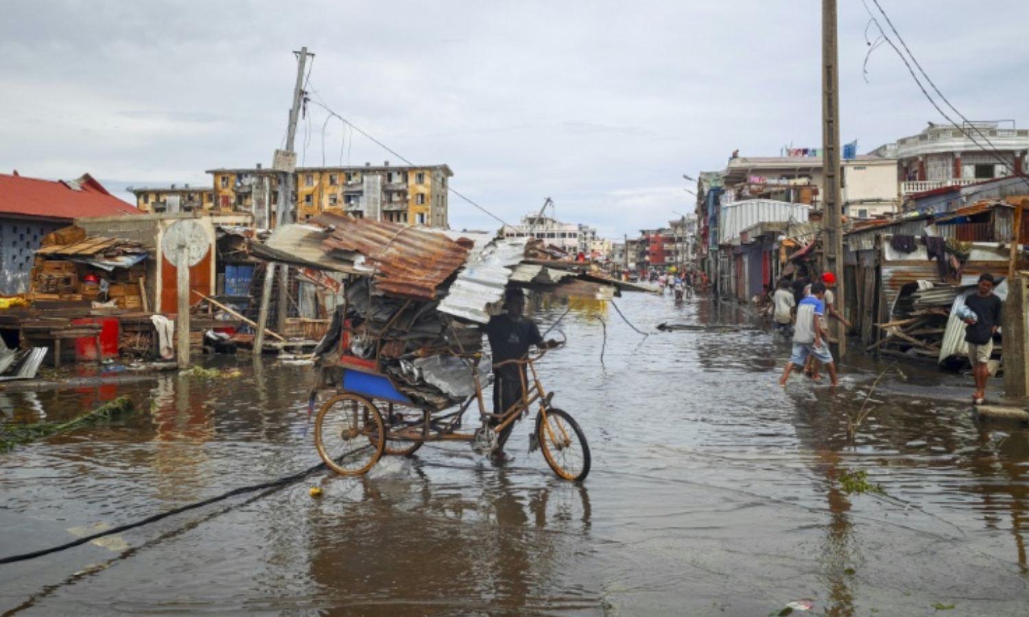 ஃபிட்டியாவை தொடர்ந்து மடகாஸ்கரை உலுக்கிய கெசானி புயல் -  20 பேர் பலி!