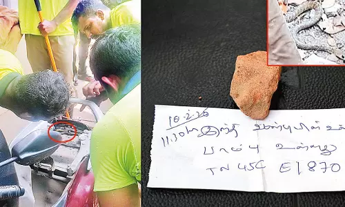 இப்படியும் உதவலாம்: ஸ்கூட்டரில் எழுதி வைத்த துண்டுச்சீட்டால் சிக்கிய பாம்பு