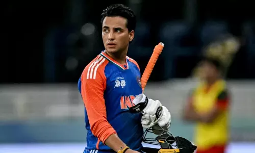 அபிஷேக் சர்மா மருத்துவமனையில் அனுமதி- நாளைய போட்டியில் விளையாடுவது சந்தேகம்