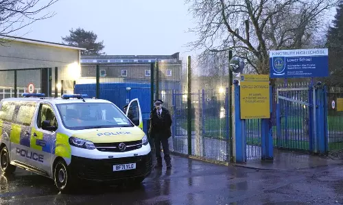 சக மாணவர்கள் 2 பேரை கத்தியால் சரமாரியாக குத்திய 13 வயது சிறுவன் கைது - லண்டன் பள்ளியில் பயங்கரம்