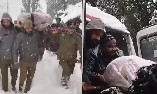 பிரசவ வலியால் துடித்த பெண்ணை தோளில் தூக்கி சென்று காப்பாற்றிய ராணுவ வீரர்கள்