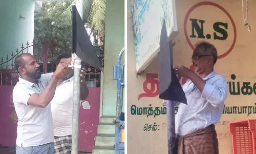 தமிழக அரசை கண்டித்து வீடுகளில் கருப்புக்கொடி கட்டி மக்கள் போராட்டம்