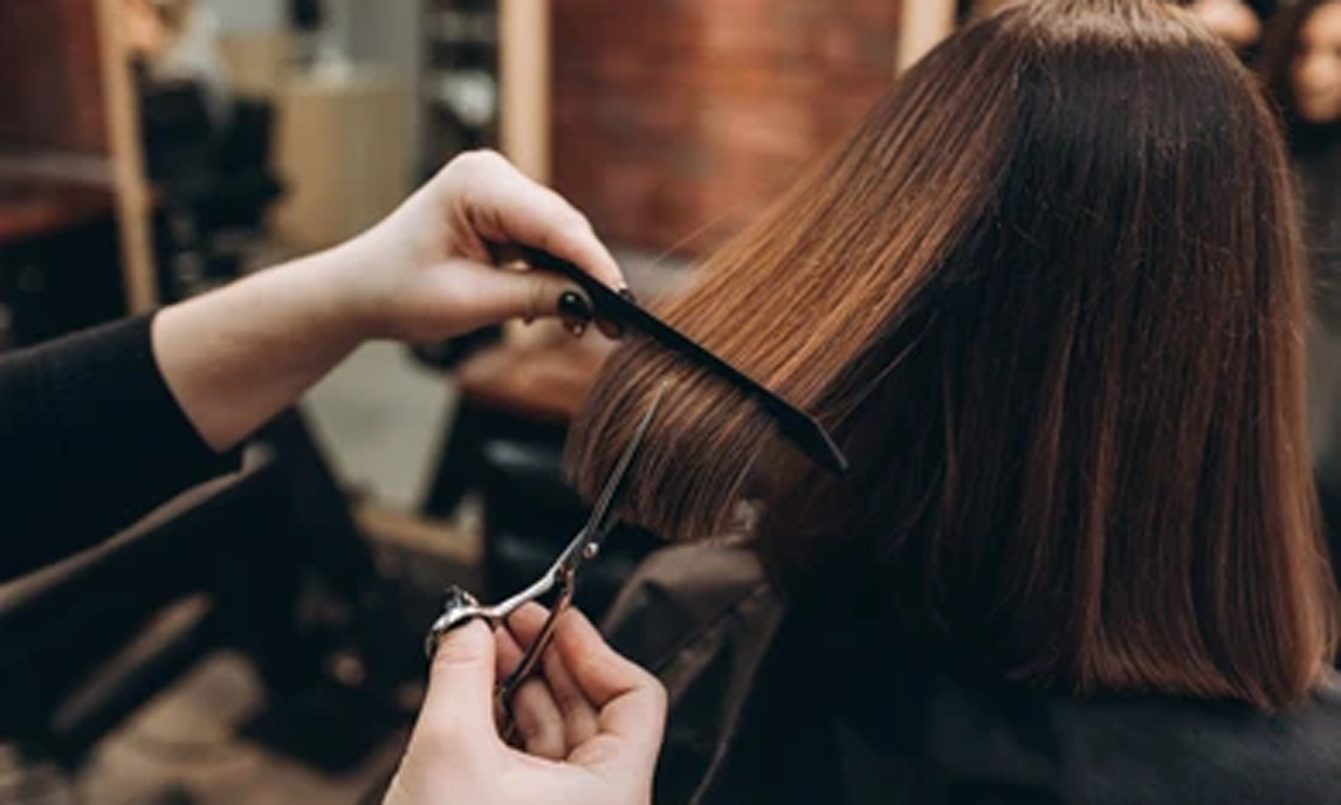 தவறாக சிகை அலங்காரம் செய்த சலூன்.. பெண்ணுக்கு ரூ.25 லட்சம் இழப்பீடு வழங்க சுப்ரீம் கோர்ட் உத்தரவு