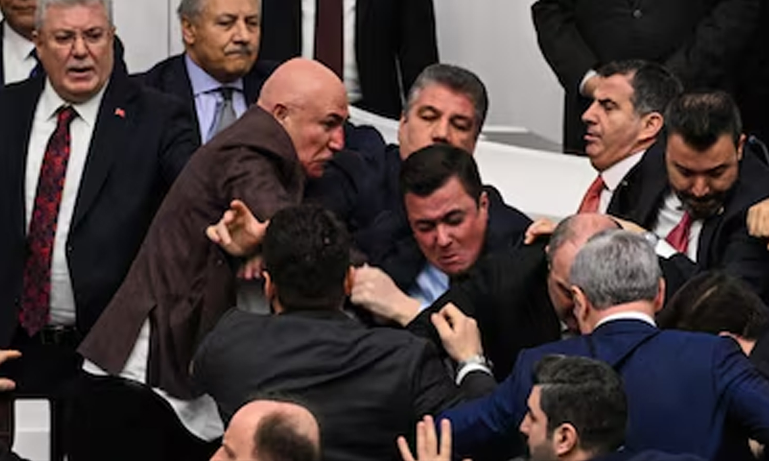 துருக்கி பாராளுமன்றத்தில் எம்.பி.க்கள் கைகலப்பு