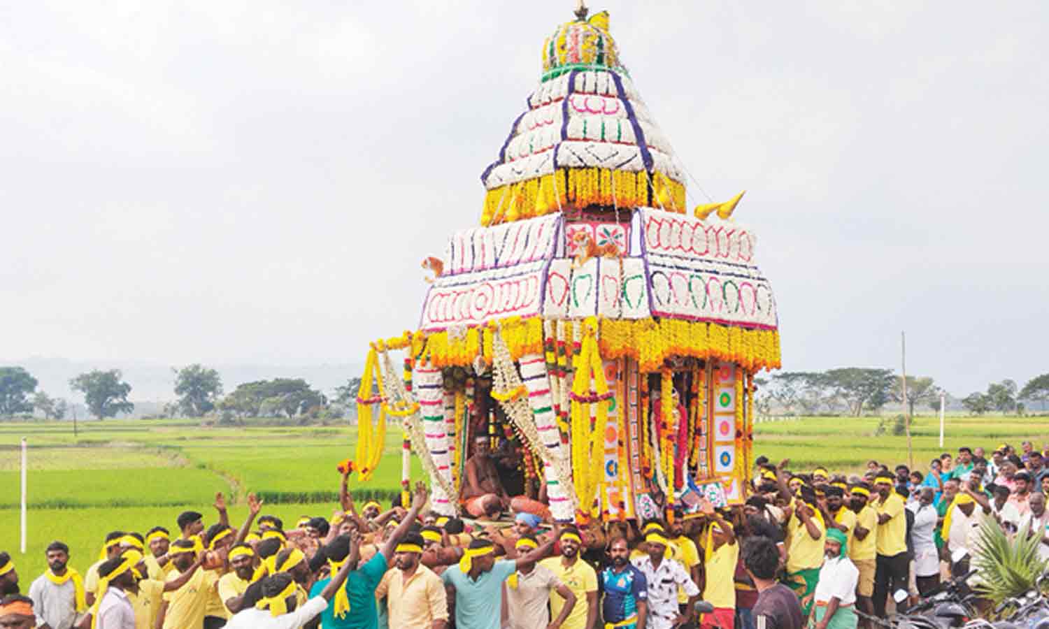 கீழக்கடையம் பத்திரகாளி அம்மன் கோவில் கொடை விழாவில் சப்பர வீதி ஊர்வலம்