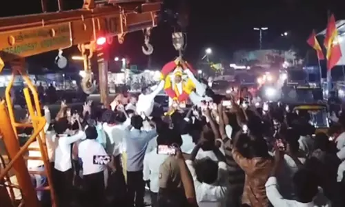 த.வெ.க. மாவட்ட செயலாளர் உள்ளிட்ட 50 பேர் மீது போலீசார் வழக்குப்பதிவு